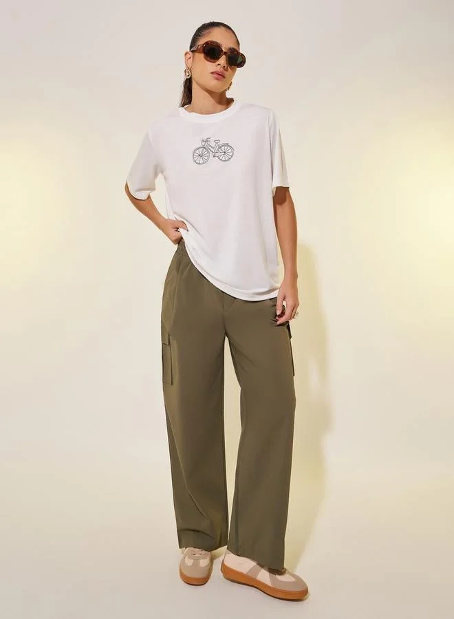 تايك تو تيشيرت بأكمام قصيرة ورقبة مستديرة مطرز